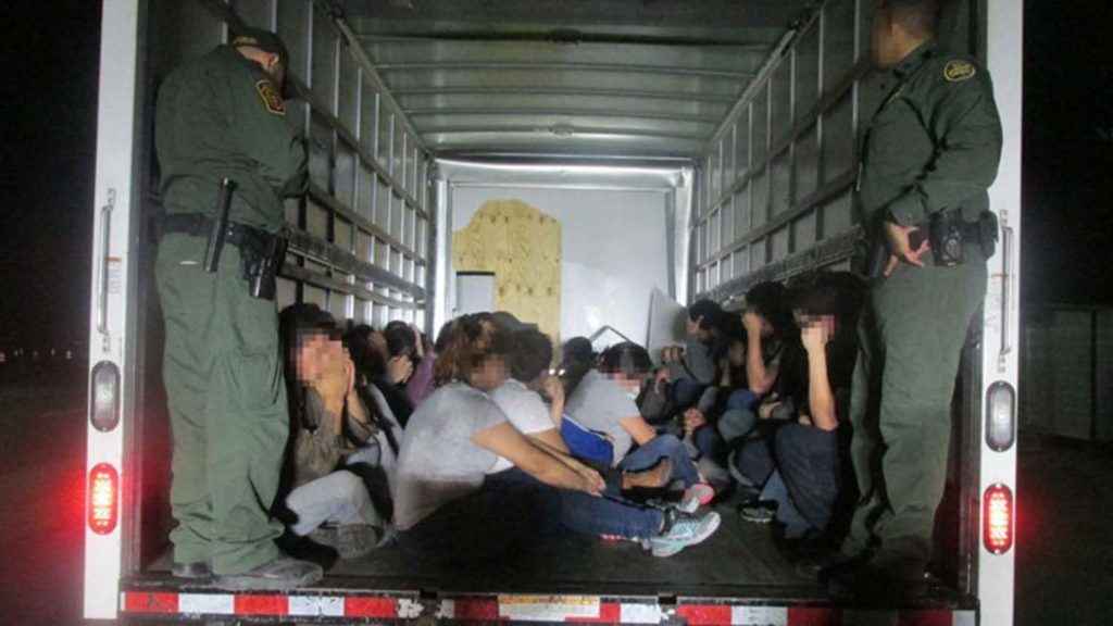 migrantes en camion