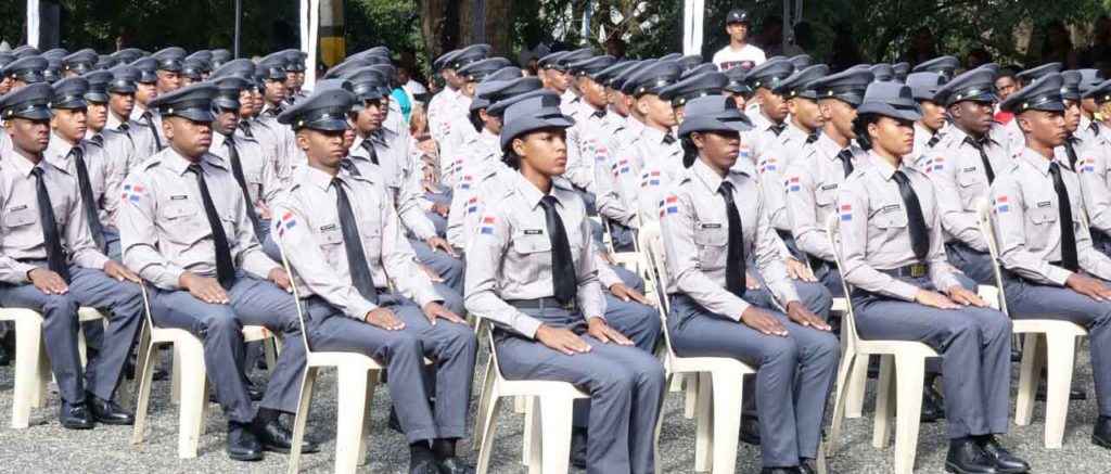 Policía gradúa