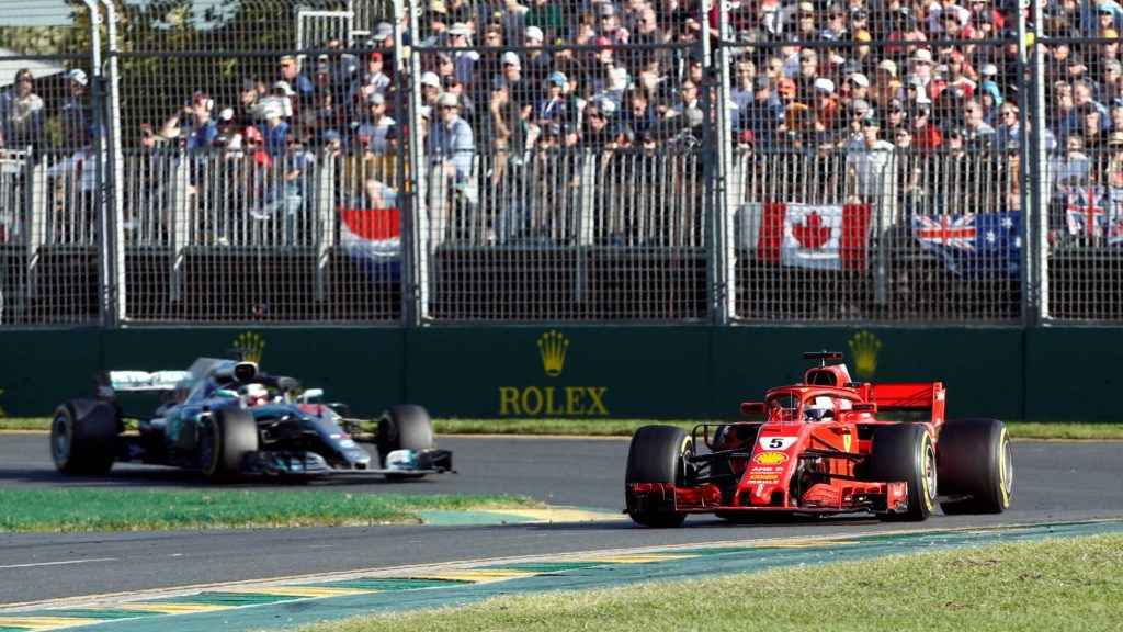 Vettel le roba la cartera a Hamilton