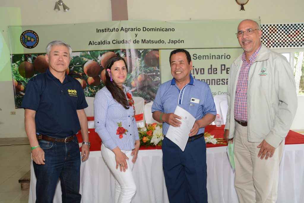 Productores de Constanza participan en seminario sobre cultivo peras japonesas