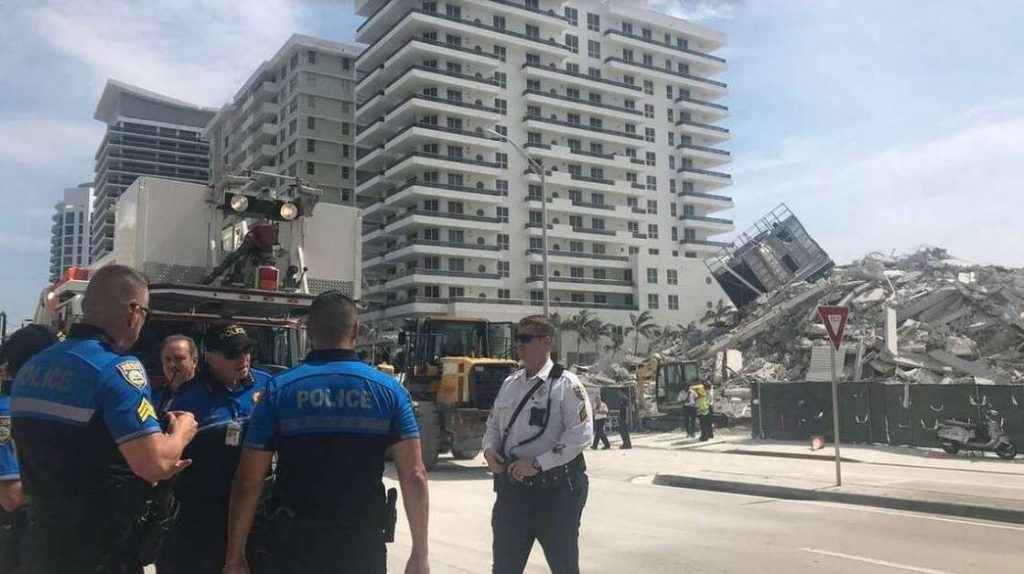 Colapsa un edificio en Miami Beach