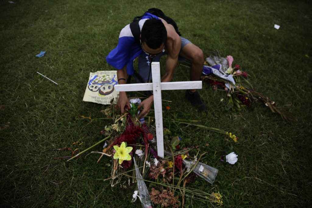 Nicaragua entierra muertos
