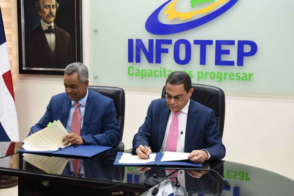 Joel Santos Presidente de Asonahores y Rafael Ovalles Director General del INFOTEP al momento de la firma