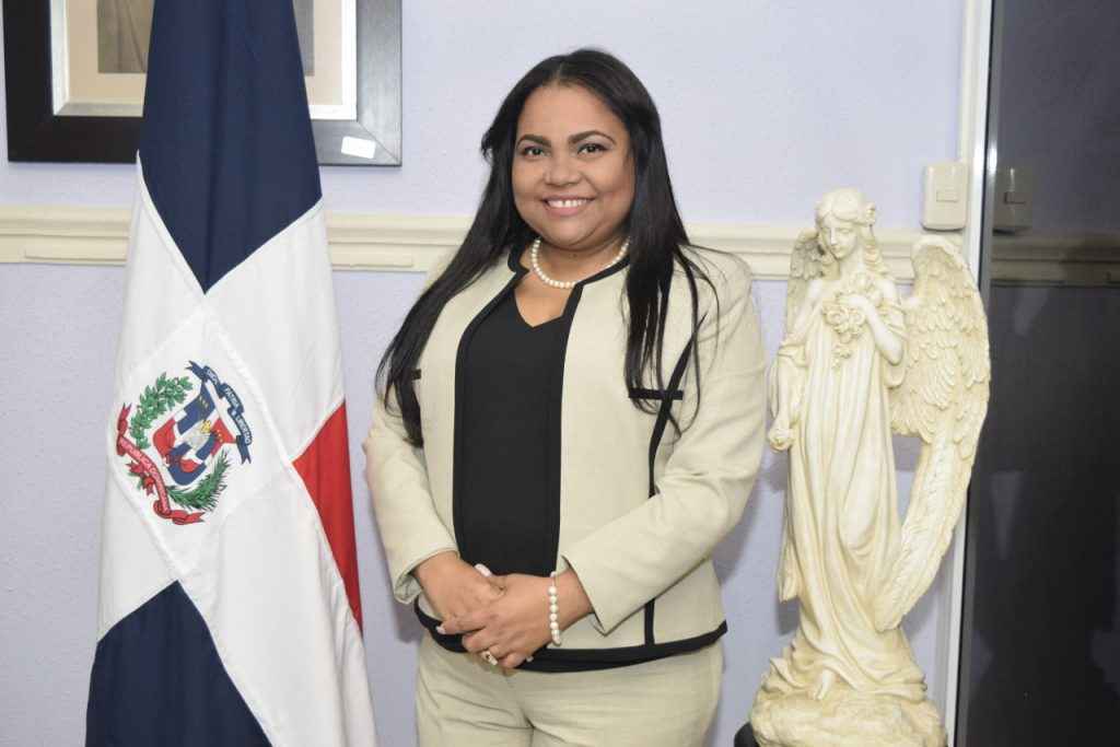 Marel Santos directora regional de educaccion