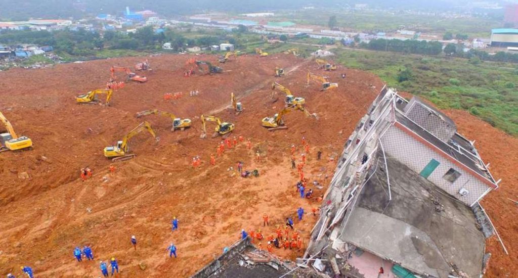 7 muertos y 13 desaparecidos tras un deslizamiento de tierras en China