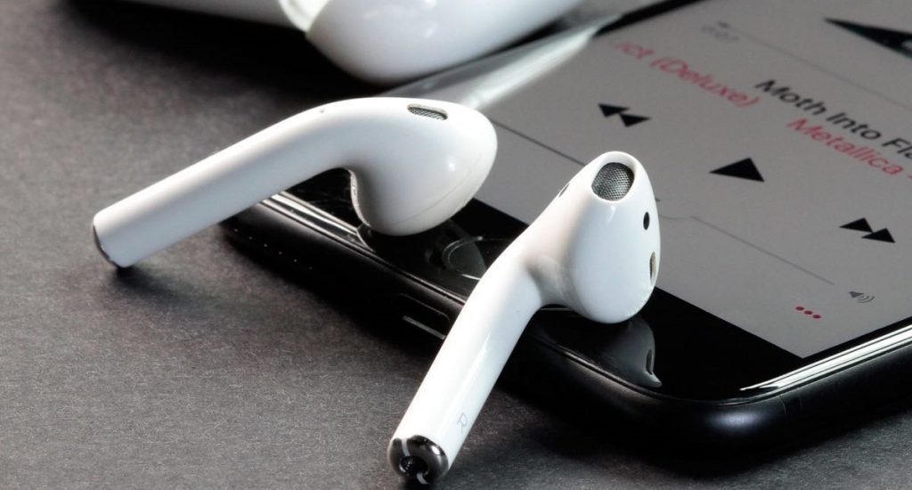 Apple renueva los AirPods con un cargador inalámbrico y control de voz