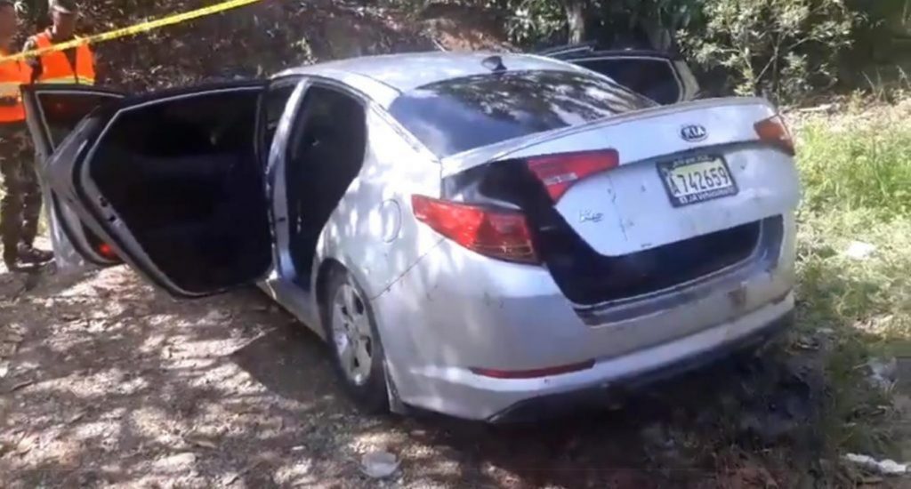 Autoridades identifican dos cadáveres hallados dentro de vehículo