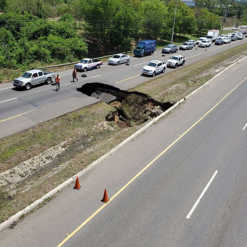 Colapsa tramo en la autopista Duarte próximo al aeropuerto del Cibao en Santiago