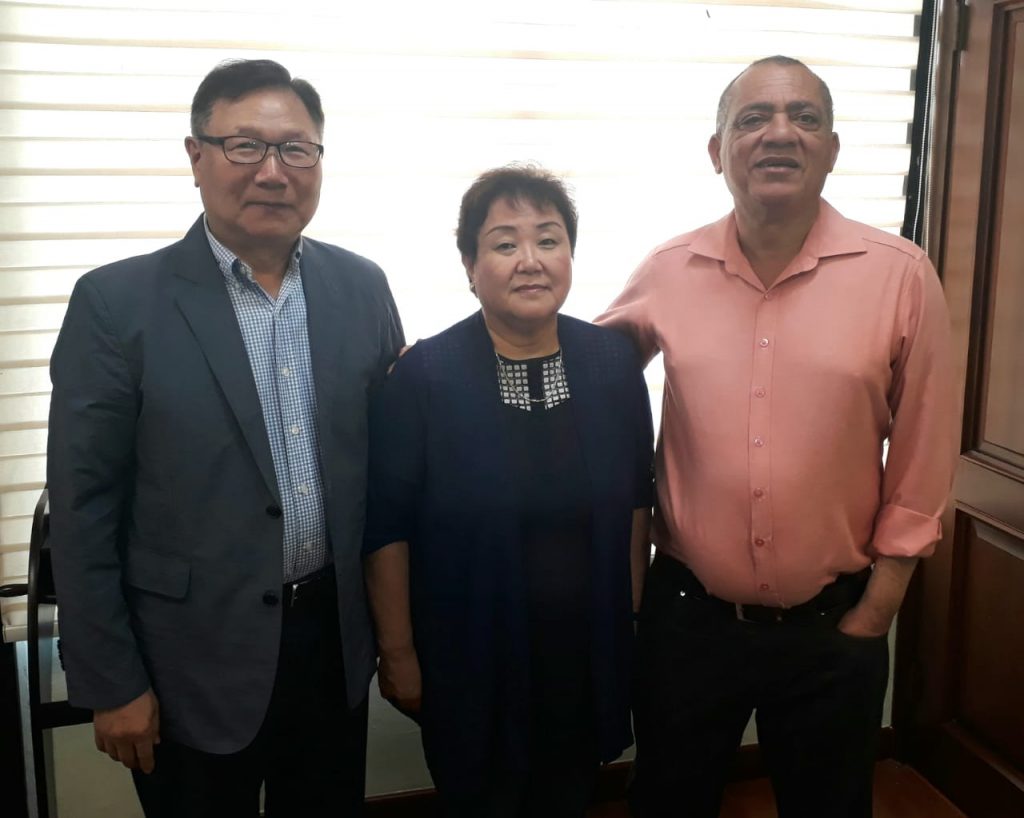 El director general de Coraasan Silvio Durán junto a los empresarios chinos Steven y Helen Kim.