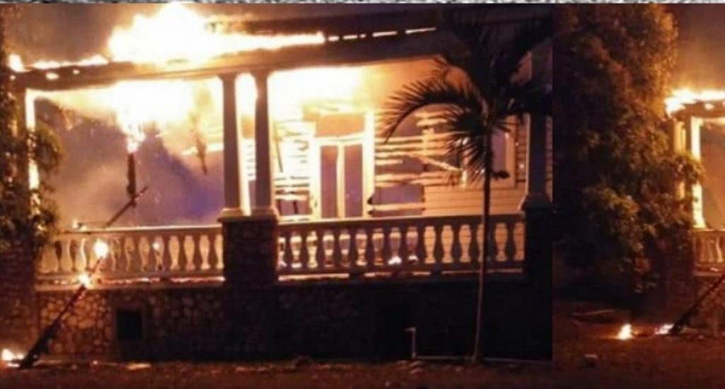 Fuego destruye residencia victoriana