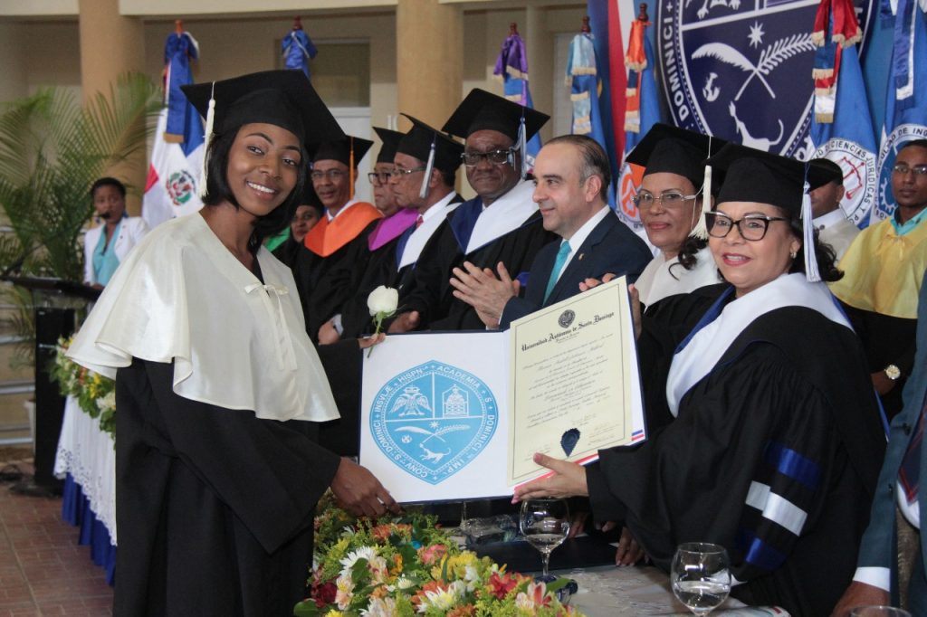 La rectora doctora Emma Polanco Melo hace entrega de su diploma a la graduanda