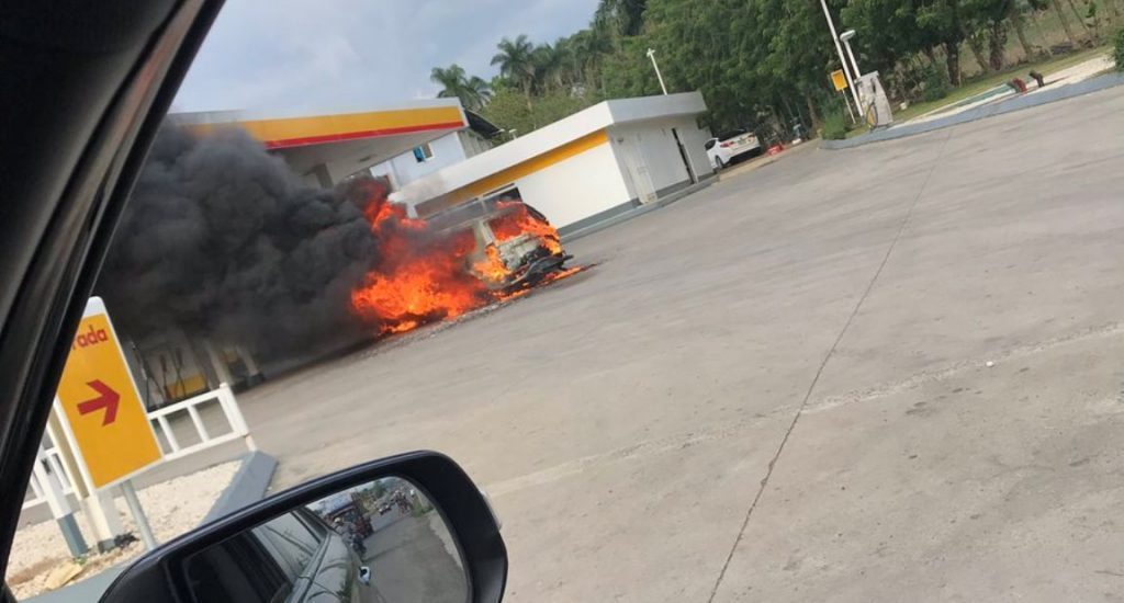 Vehículo se incendia dentro de estación de gasolina en La Vega