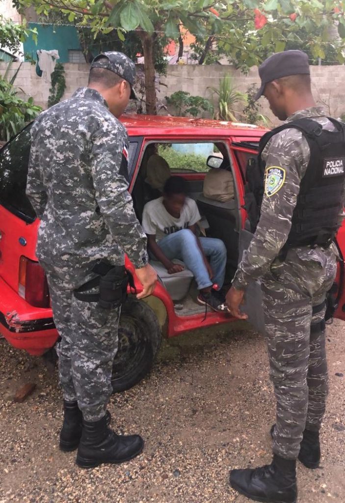 Autoridades rescatan niño que dormía en carros abandonados