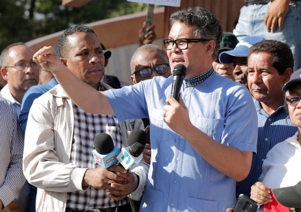 Carlos Peña llama a católicos y a evangélicos a unirse contra partidos y políticos