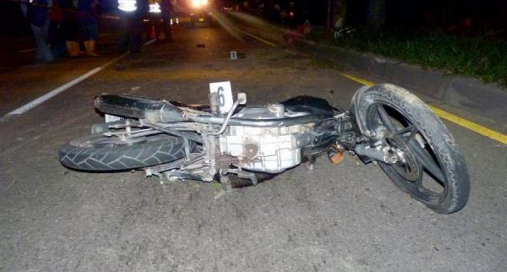 Dos personas resultan heridas en choque de motocicleta y jeep en Monción