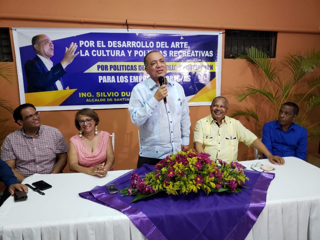 El ingeniero Silvio Duran durante el acto de apoyo de los profesores y dirigentes peledeístas Higinio Santos y África Pérez en su residencia de Los Hidalgos Santiago
