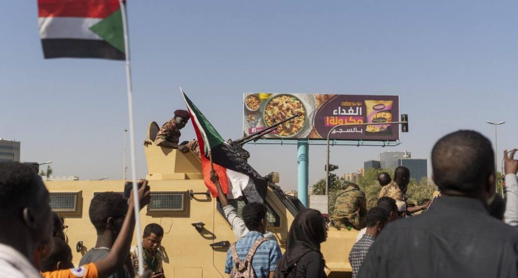 Mueren 13 personas en protestas en Sudán el día que el Ejército toma el poder