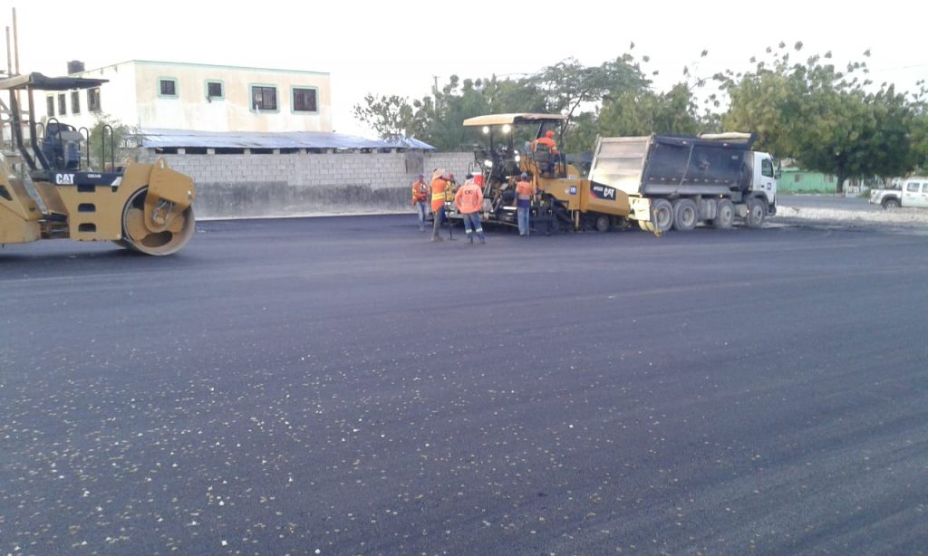 Obras Públicas asfalta parqueo donde funcionará la OMSA en Barahona