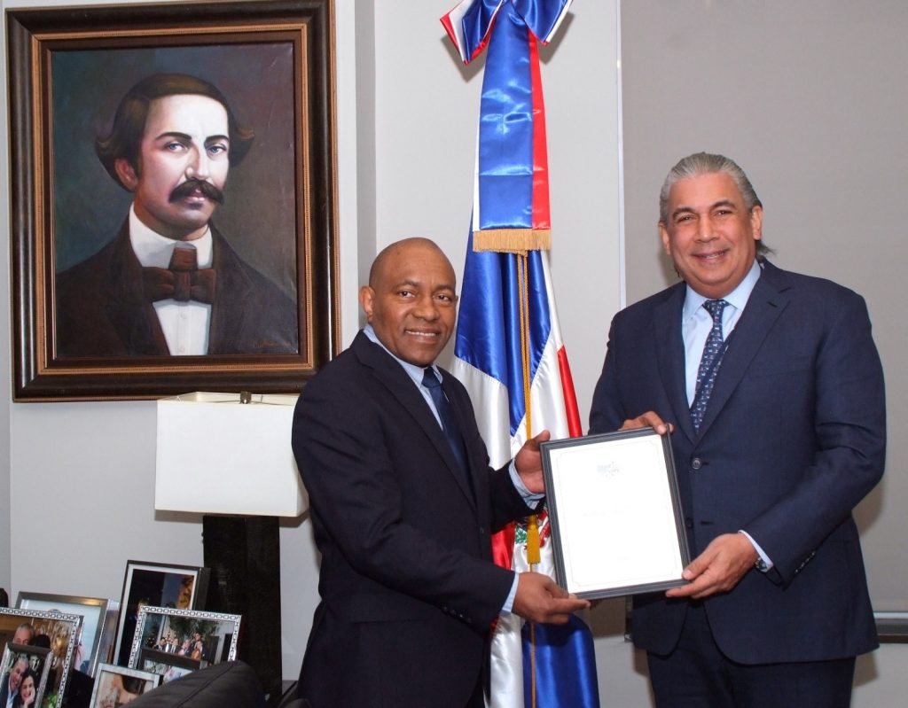 Reporteros gráficos de televisión reconocen labor del cónsul dominicano en NY