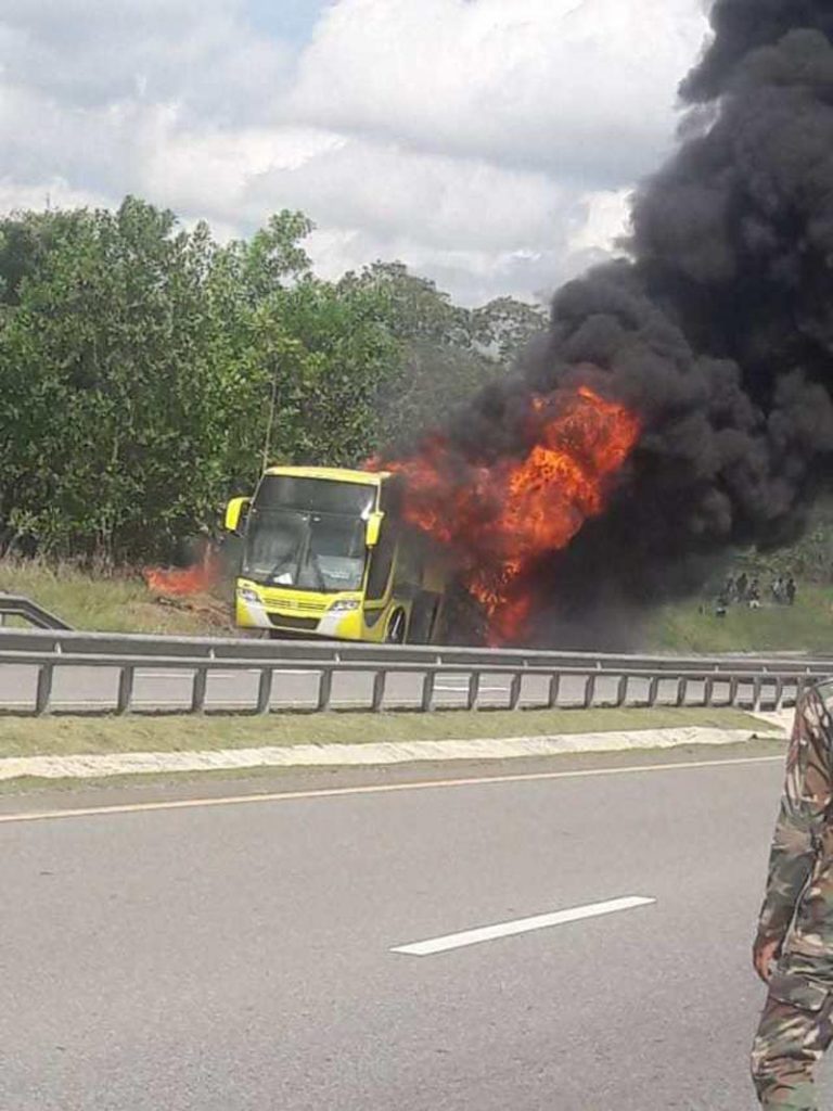 Se incendia autobús de Caribe Tours