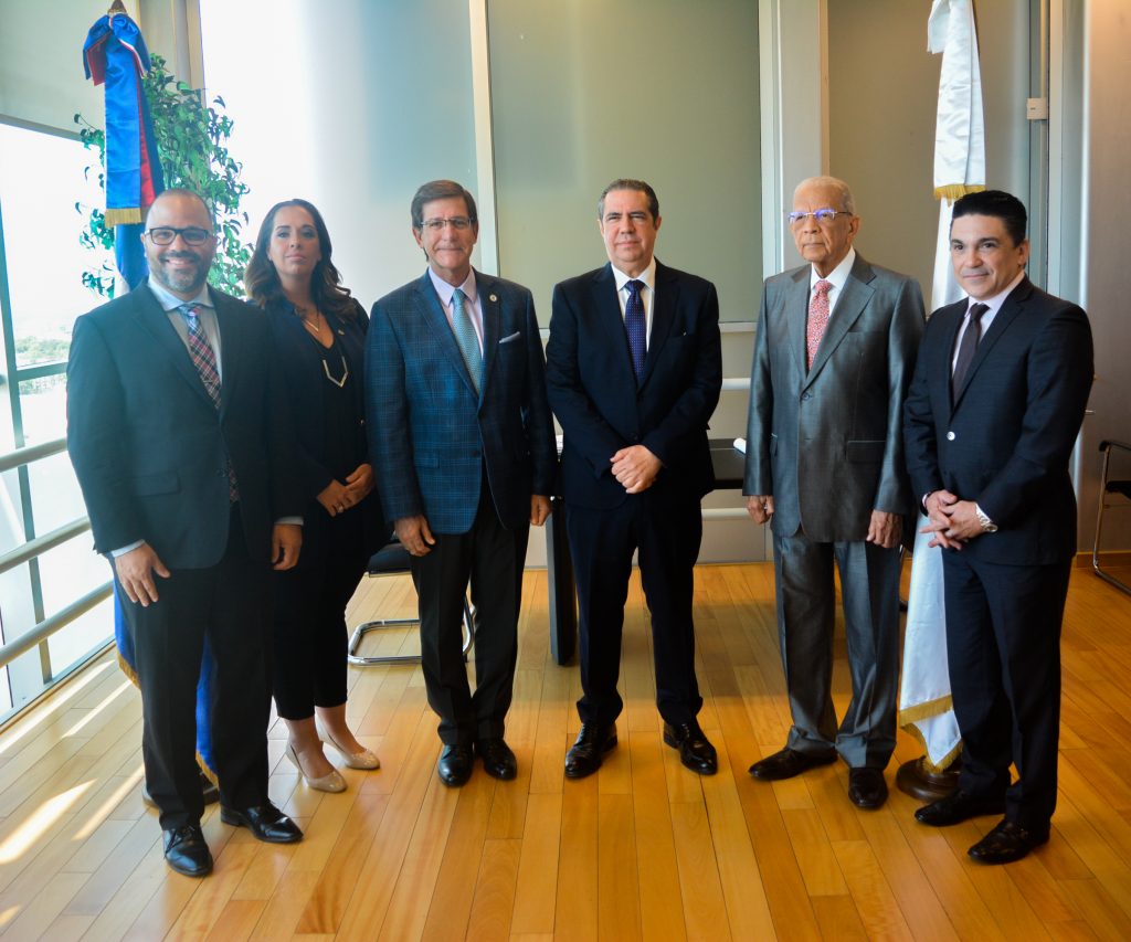 Secretario de Estado y delegación del Gobierno de Puerto Rico