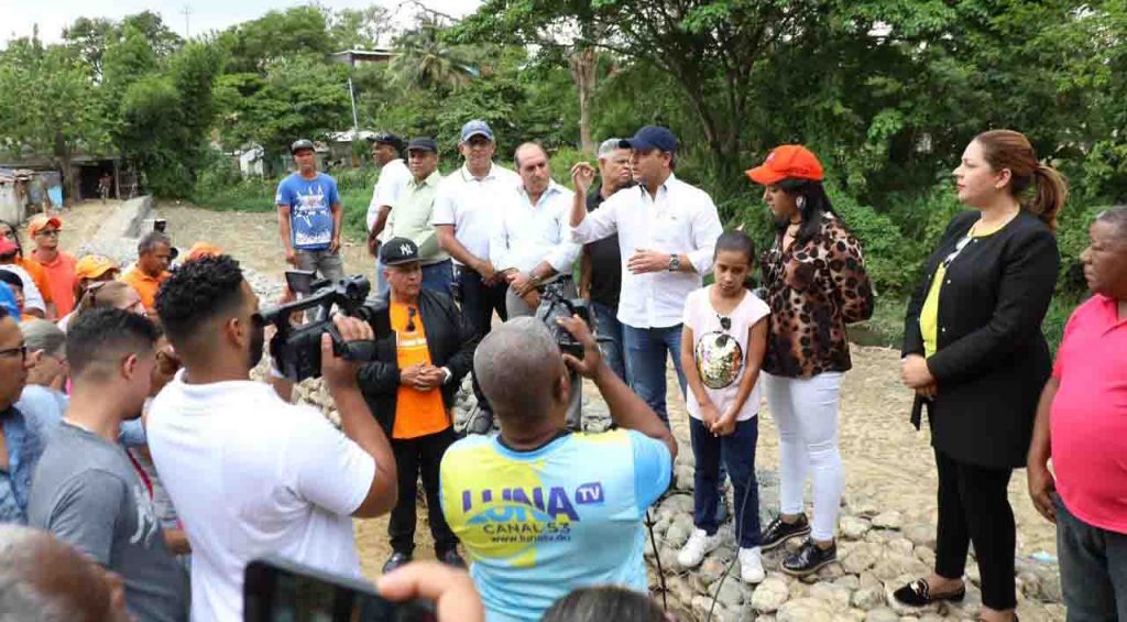 Abel Martínez entrega construcción de muros