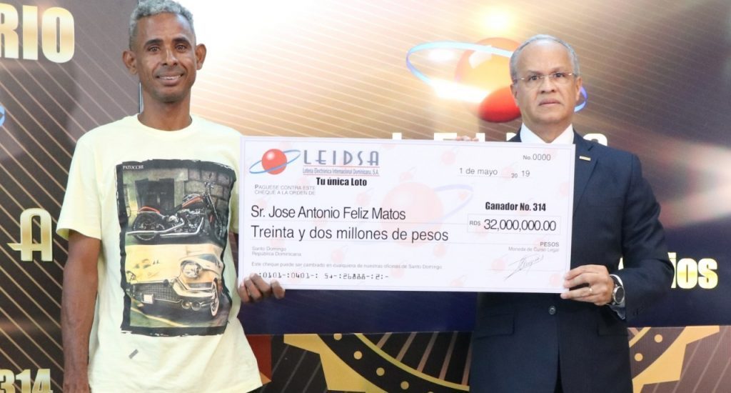Albañil gana RD32 millones en la lotería LEIDSA
