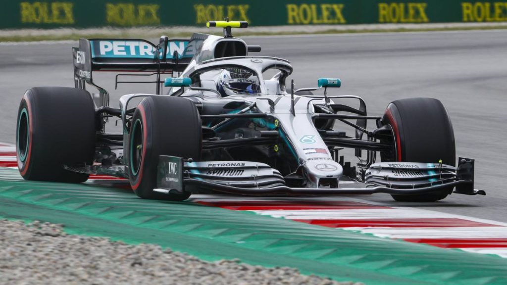 Bottas castiga a Hamilton con otra pole