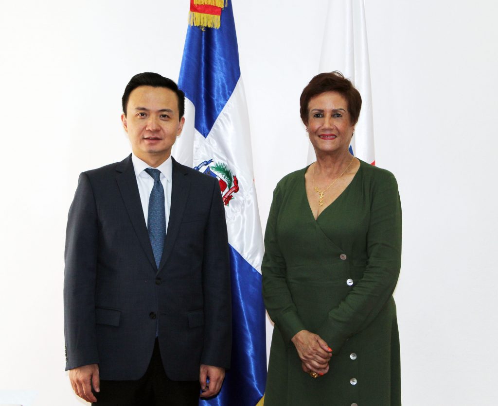 El embajador extraordinario y plenipotenciario de la República Popular China Zhang Run y la Dra. Florinda Rojas directora ejecutiva del Instituto Nacional de Migración INM RD.