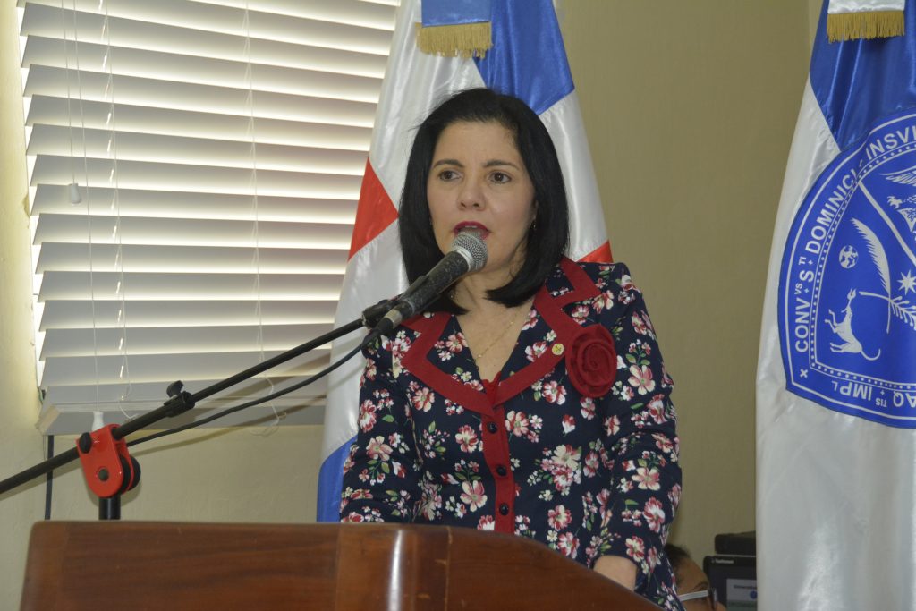 La decana de la Facultad de Ciencias de la Salud FCS doctora Rosel Fernández