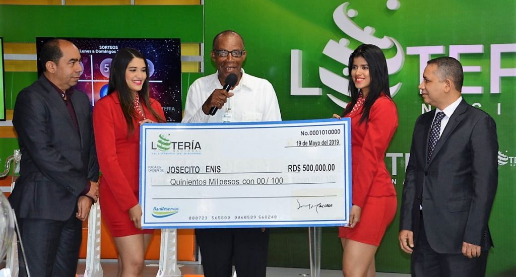 Lotería Nacional entrega premio de RD500000.00 a colmadero de Barahona