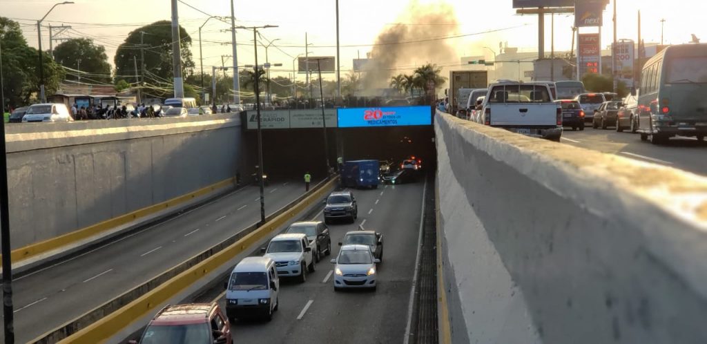 Vehículo se incendia en el túnel de Las Américas