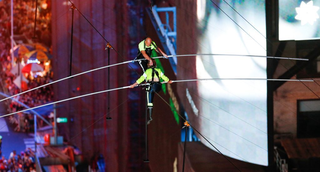 Dos equilibristas caminan en cuerda floja a 25 pisos de altura en Time Square