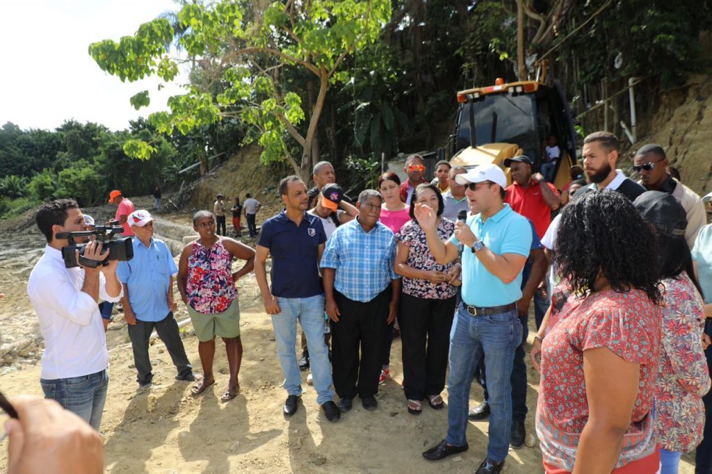 El alcalde Abel Martinez con los comunitarios de Gurabo