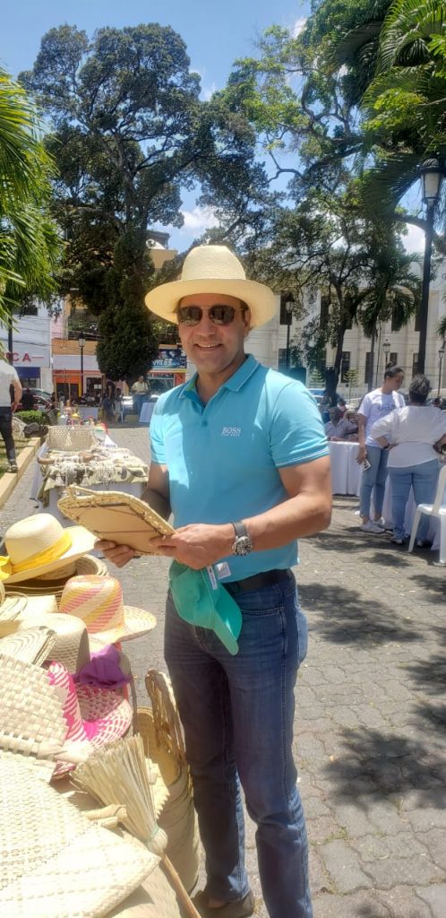 El alcalde Abel Martinez en la feria artesanal