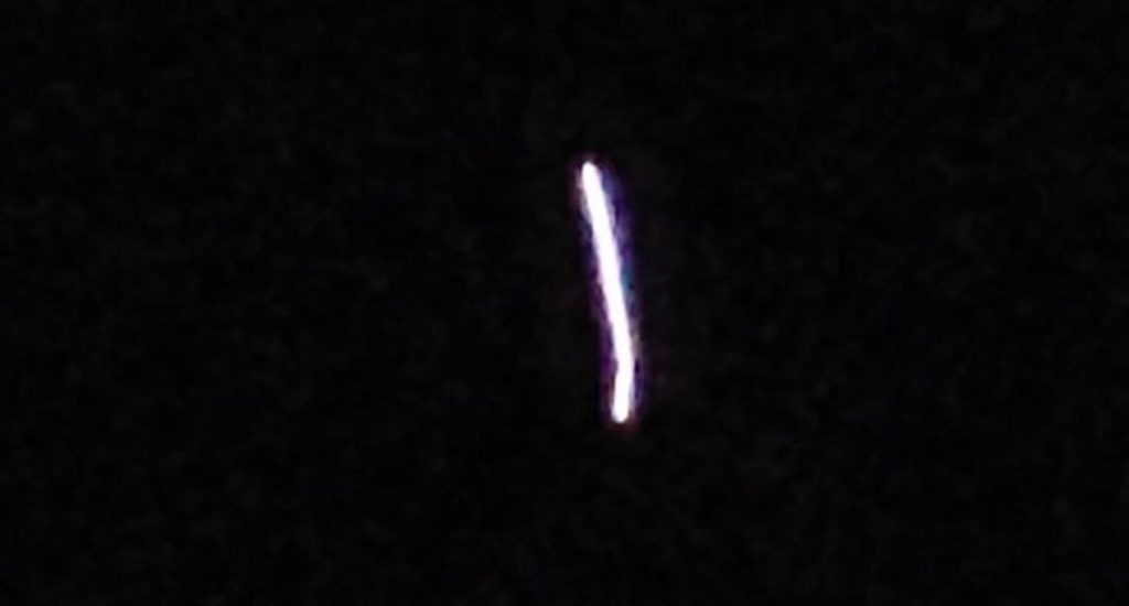 Graban extraño OVNI en forma de serpiente en cielo del desierto de California