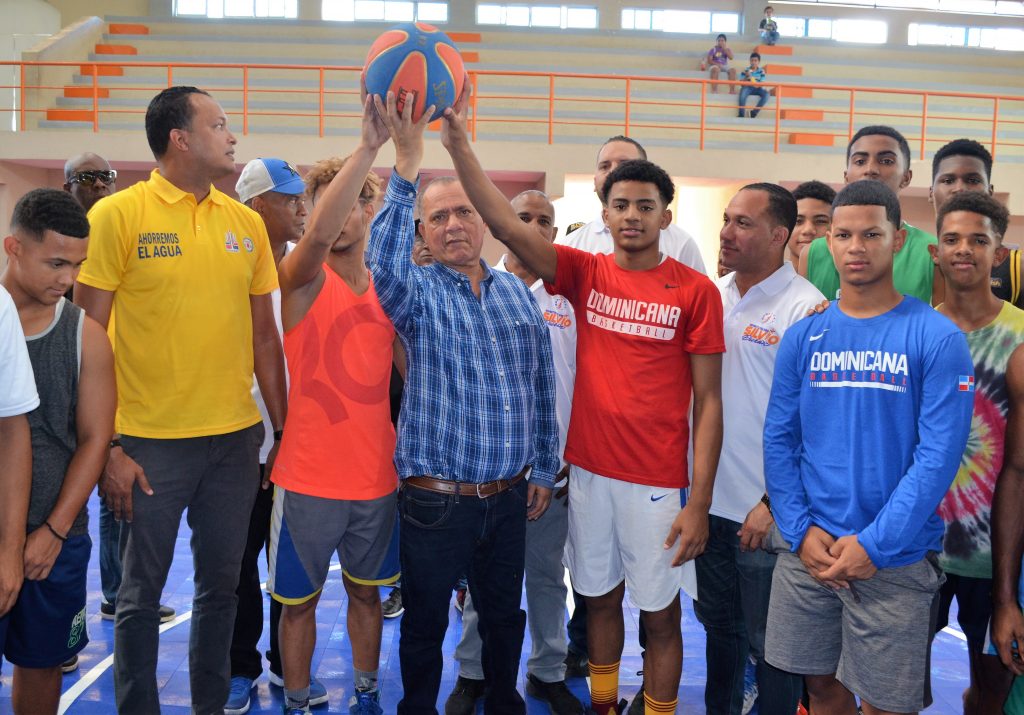Inauguración del partido de baloncesto durante el festival deportivo de Los Pepines