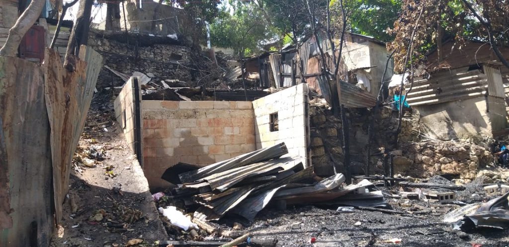 Incendio reduce a cenizas cuatro viviendas en Santiago