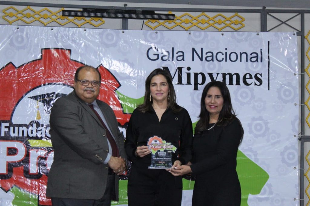 Maritza Hernández entrega reconocimiento 1