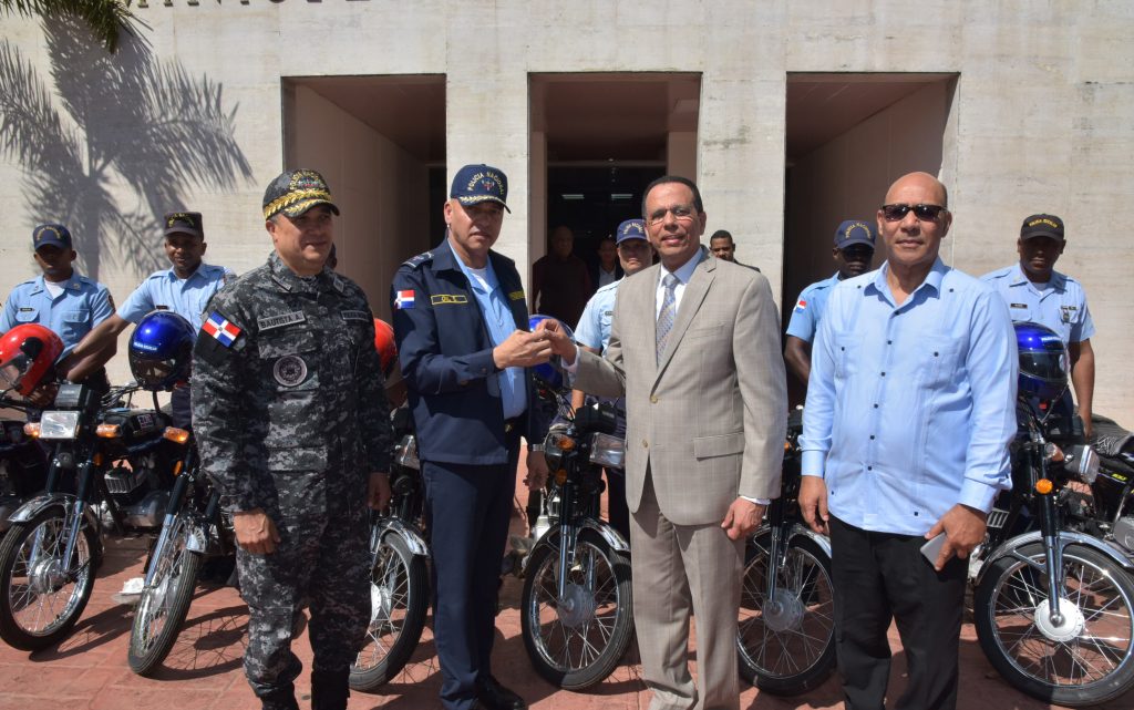 Ministro de Educación entrega 140 motocicletas a la Policía Escolar