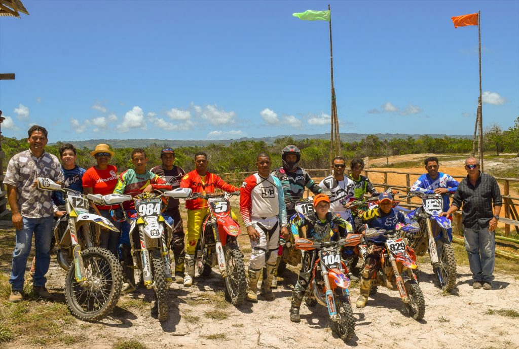 Pilotos llegan masivamente a Río San Juan entrenan para motocross del domingo y destacan condiciones de la pista