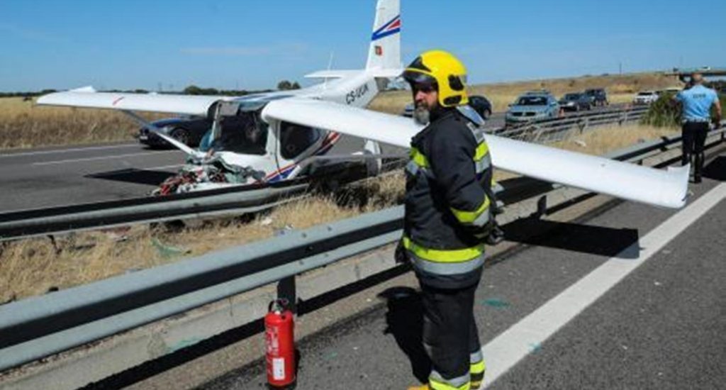 Una avioneta choca con dos vehículos al aterrizar en una autovía de Portugal