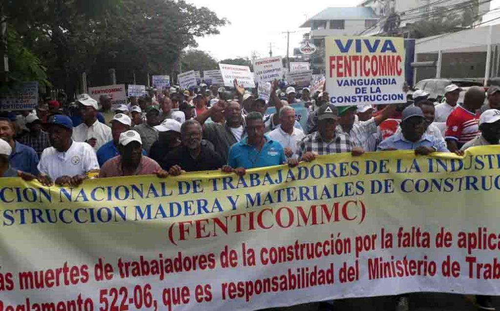 protestas de obreros a bombazos y trompadas en Santiago