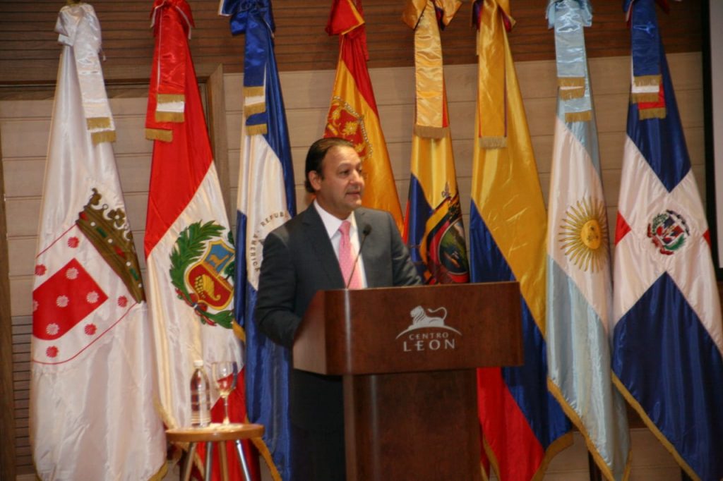 El alcalde Abel Matinez en su exposicion