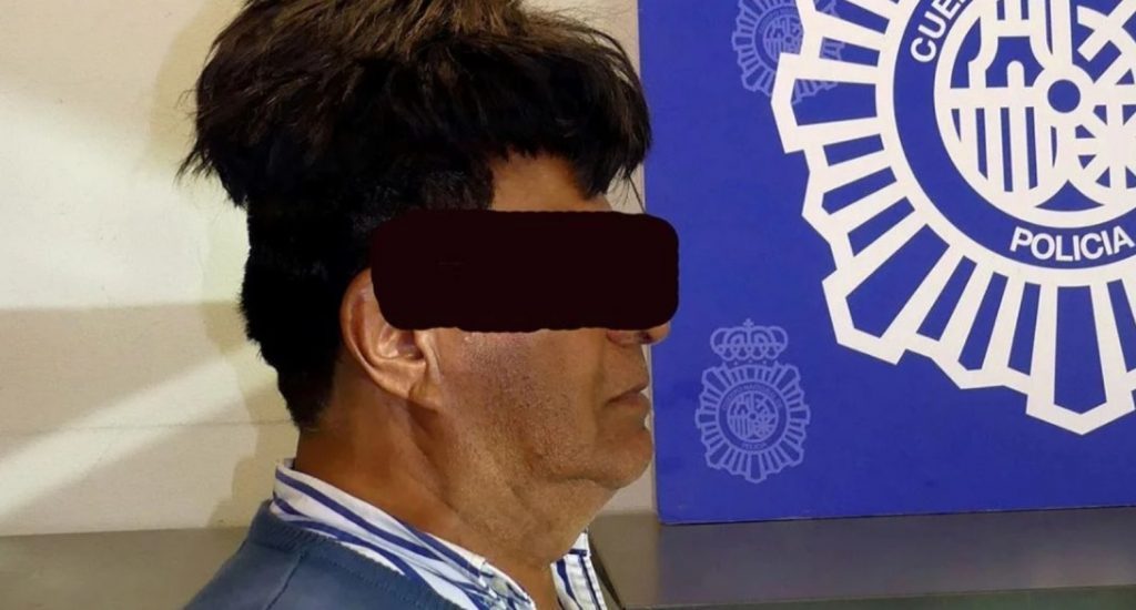 Hombre intentó traficar droga en su peluquín desde Colombia y se vuelve viral