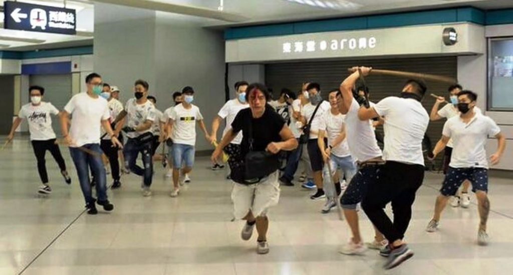 Hong Kong conmocionada por el ataque impune a manifestantes en el metro