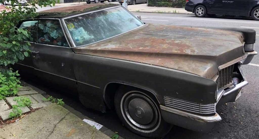 Remolcan Cadillac estuvo 25 años estacionado en una calle de Brooklyn por queja de un residente
