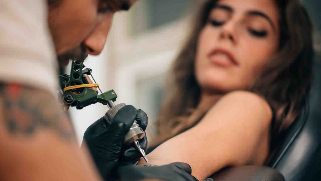 Las complicaciones asociadas a tatuajes