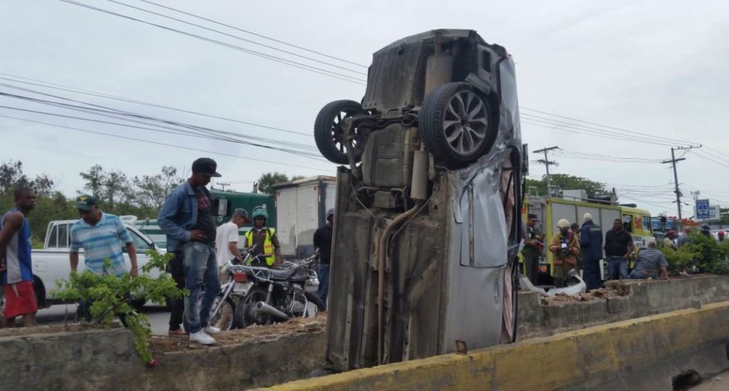 Tres personas heridas de gravedad al colisionar carro con dos motocicletas en Las Américas