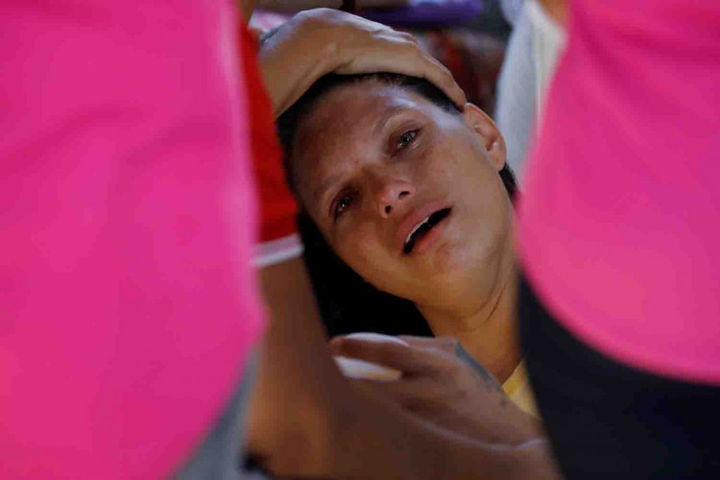 mujer llora frente al Instituto de Medicina Legal de Altamira